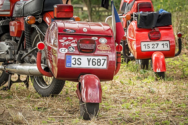 Nakoukněte na sraz slavných PAVů. Motofandové vláčí popelnici i pračku