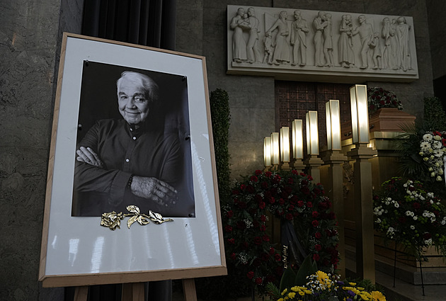 Loučení s Jiřím Krampolem. Slováček hrál na klarinet, Přeučil obřadní síň opustil