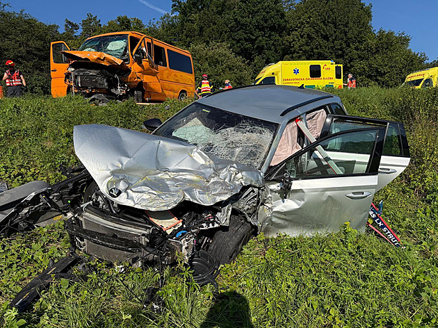 Osm zraněných po vážné nehodě, silnice ze Zlína do Luhačovic zůstává zavřená