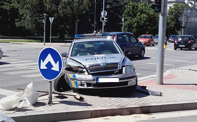 Houkající policejní vůz se střetl s jiným autem, po odmrštění srazil chodce