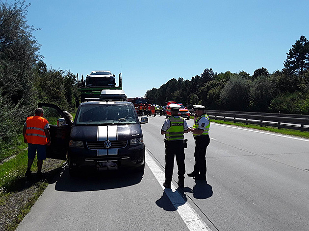D2 směrem na Brno hodinu a půl stála. Při nehodě tří aut se zranilo i dítě