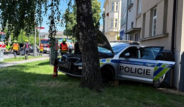 Houkající policejní vůz se střetl s jiným autem, po odmrštění srazil chodce