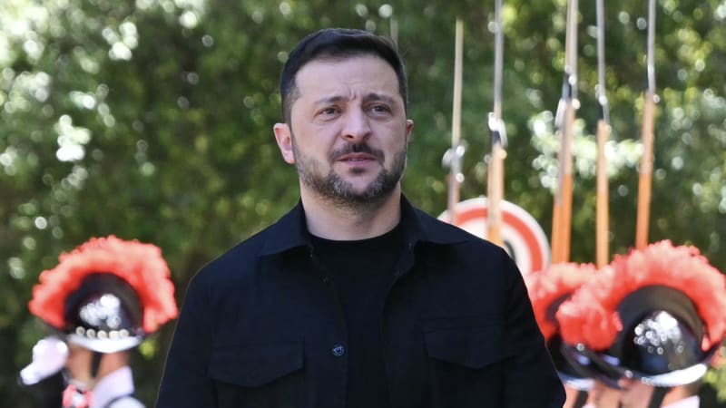 Zelenskyj si telefonoval s Fialou: Ať spojenci podpoří kroky USA, řekl a poděkoval Česku