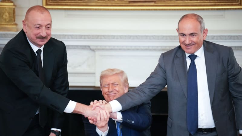 Konec 35leté války stvrzen: Lídři Arménie a Ázerbájdžánu před Trumpem podepsali mírovou dohodu