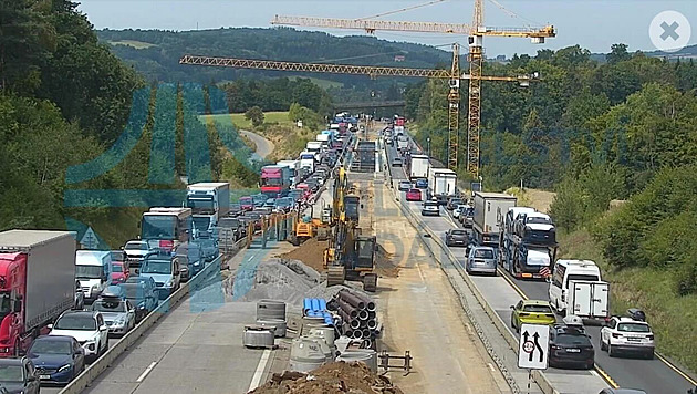 Dálnici D1 na Benešovsku uzavřel požár nákladního auta. Ve směru na Brno stojí