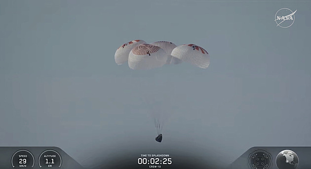 Na Zemi se vrátili čtyři astronauti, loď Crew Dragon dopadla do oceánu u Kalifornie