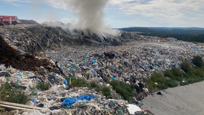 S požárem skládky na Příbramsku bojovaly desítky hasičů. Škoda nebude zřejmě žádná