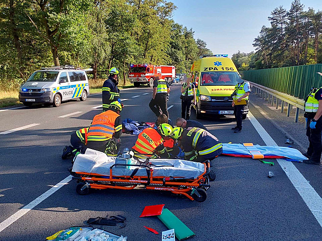 Motorkářku na Chrudimsku vymrštila srážka do protisměru, nehodu nepřežila