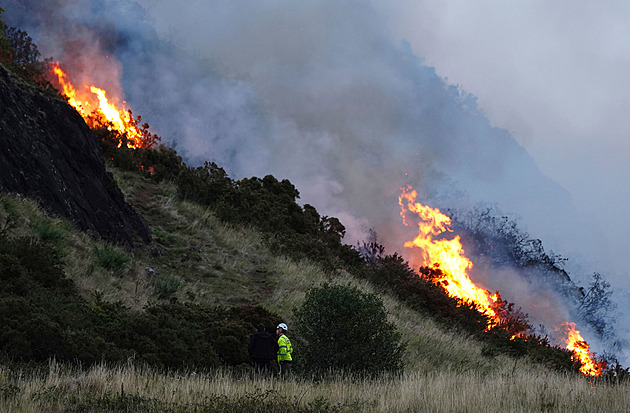 Oblíbenou horu u Edinburghu zasáhl požár. Nejsou hlášeny oběti