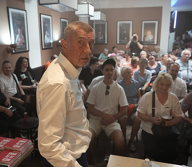Nechlastal jsem s Putinem, řekl Babiš v hospodě. Koupil si asexuální plavky