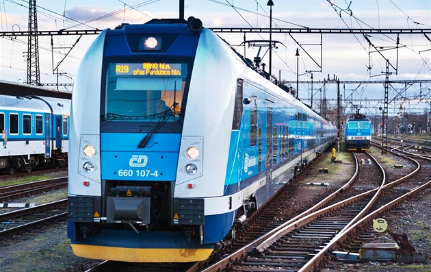 Požár vedení u České Třebové komplikuje vlakovou dopravu. Trať je průjezdná zčásti