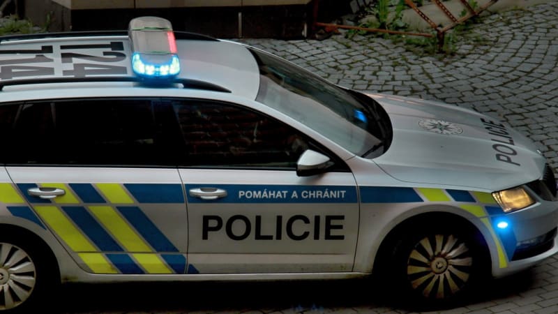 Řidič se řítil obcí na Chrudimsku, na policisty zkusil i fígl s blinkrem. Ti ho zkrotili pistolí