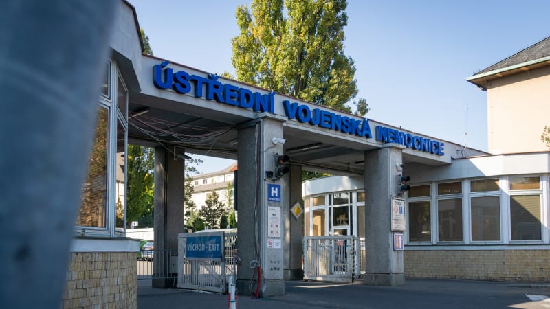 Zásah v pražské nemocnici: Ze střechy stoupal dým, hasiči vyhlásili druhý stupeň poplachu