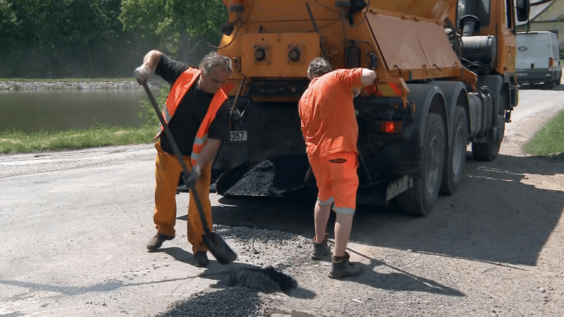 Obyvatelé Otrokovic jsou naštvaní. Ulice se opravuje dlouhé měsíce, obec se kritice brání