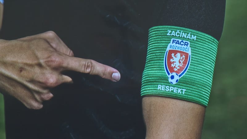 Začínám, prosím o respekt: Noví rozhodčí budou nosit speciální pásku, rozhodla asociace