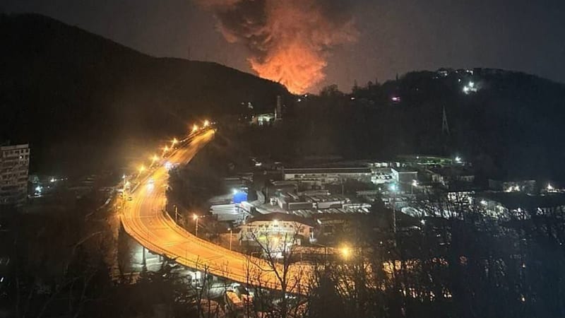 Požár ruské rafinerie ropy: Zapálili ji Ukrajinci, gubernátor označil vzdušný útok za „masivní“