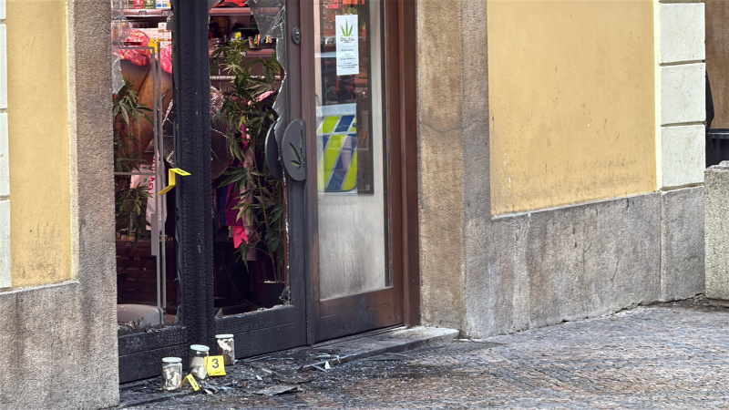 Policie dopadla žháře z Václavského náměstí: Starší cizinec měl hodit „molotov“ na cannabis shop