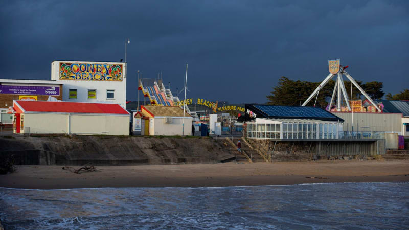Vykolejená horská dráha zranila v Británii 13 dětí. Kočárek s ročním chlapcem zasáhlo zábradlí