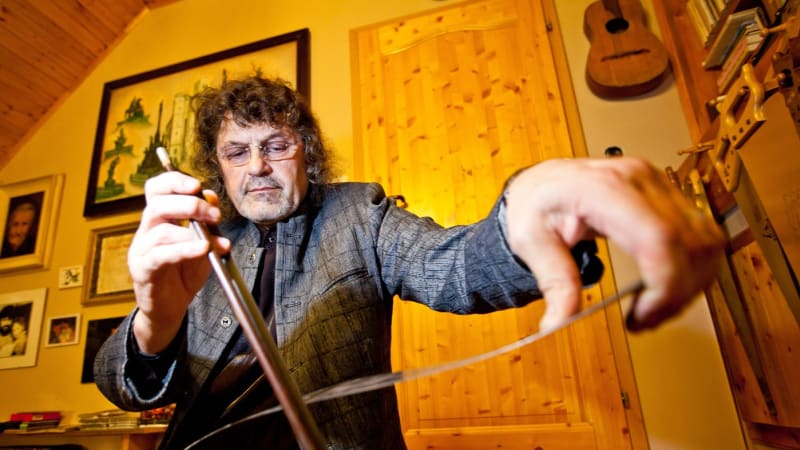 Zemřel známý zpěvák Dopita. Ztvárnil Draculu a stal se mistrem světa ve hře na kanadskou pilu 