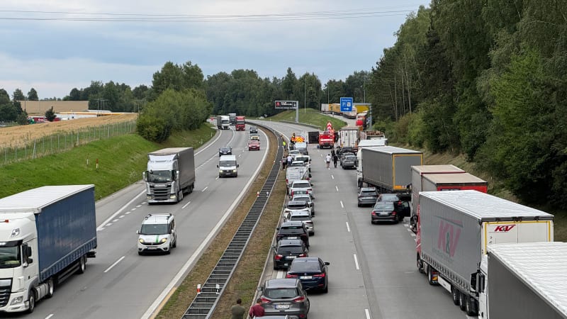 Vážná nehoda kamionu a osobního auta na D1 u Hranic: Hasiči museli vystříhat řidiče