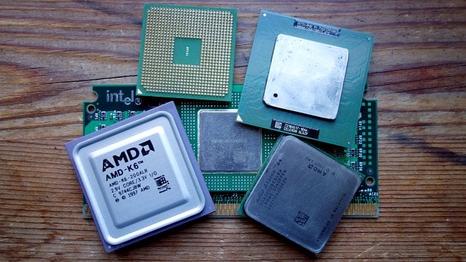Pád Intelu: AMD už zabralo třetinu trhu procesorů pro stolní PC. V serverech už mu jde 41 % tržeb