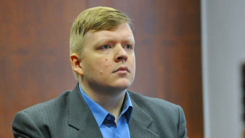 Další vývoj v kauze bitcoin: Policie zadržela Jiřikovského, měl jí utíkat po střeše