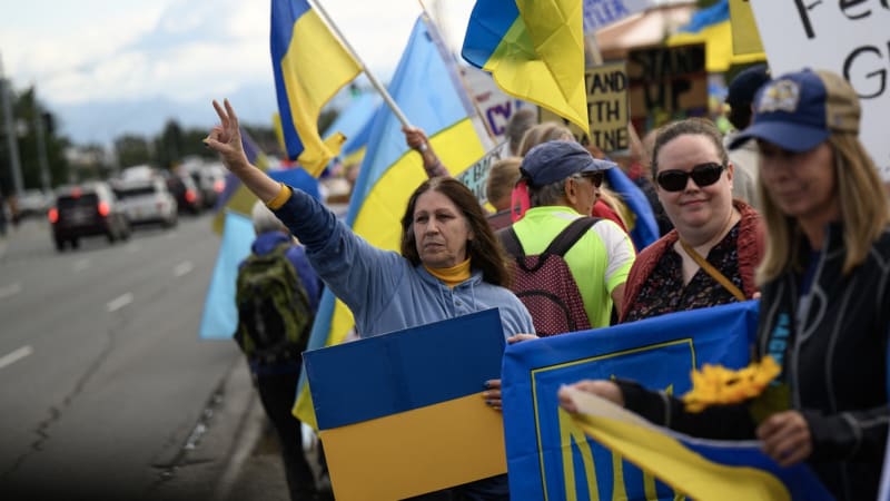 ON-LINE: Rusové jsou na Aljašce. Lavrov přiletěl v mikině SSSR, vítaly ho stovky demonstrantů