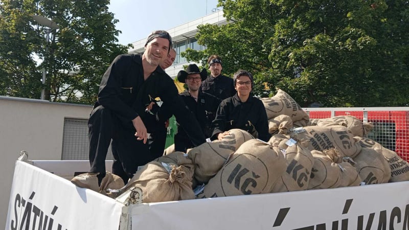 Piráti před Agrofertem rozházeli pytle s penězi. Babiš okradl stát o 20 miliard, hlásal Hřib