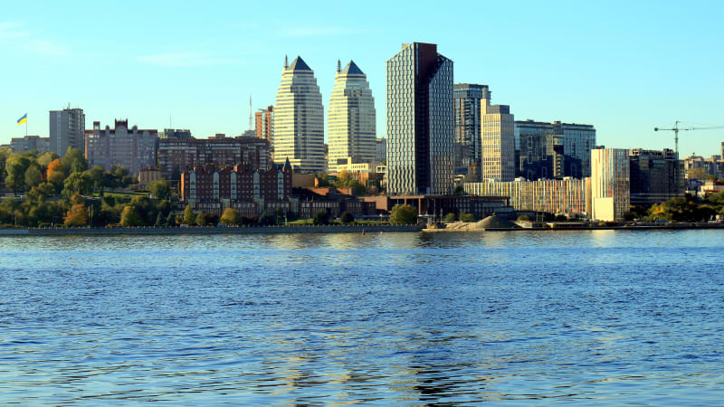 Útok na ukrajinské Dnipro: Dva dny po návštěvě Lipavského čelí ruským raketám