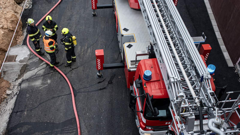 Výbuch v areálu pardubické chemičky: Zasahují hasiči i záchranáři. Není jasné, co ho způsobilo