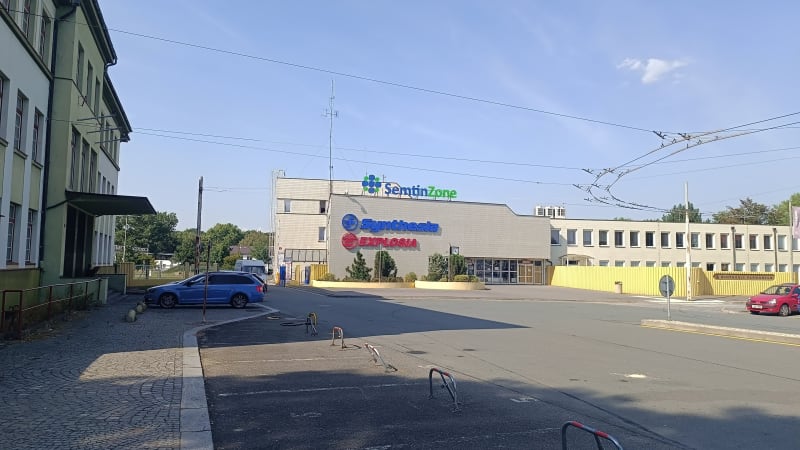 Výbuch v areálu pardubické chemičky: Tři lidé se vážně zranili. Není jasné, co ho způsobilo