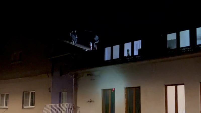 EXKLUZIVNÍ VIDEO: Jiřikovský utíkal po střeše. Kristepane, má i děcka, trhnuli hrůzou svědci