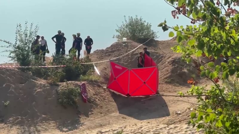 Zásah v pískovně u Halámek: Potápěči nalezli tělo mladého muže, byla nařízena pitva 