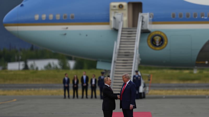 ON-LINE: Trump i Putin si před klíčovým jednáním podali ruku. Odjeli společnou limuzínou