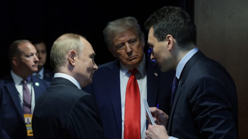 Trump: Dohoda přijde na summitu USA, Ruska a Ukrajiny. O tom jsme nemluvili, reaguje Moskva