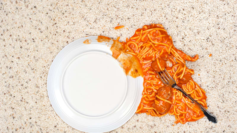 Dodržujete pravidlo pěti vteřin u jídla na zemi? Nebezpečně hazardujete se svým zdravím