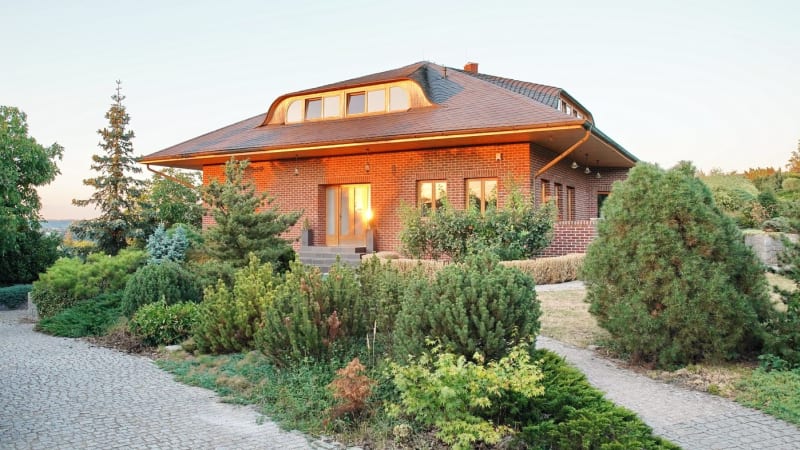 Bydlení Ewy Farne: S rodinou žije v luxusní vile, manžel zdědil trojdomek u Pražského hradu