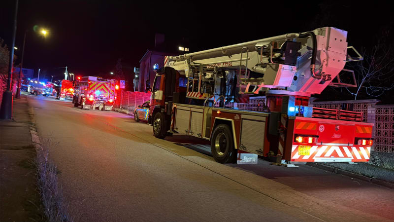 V Duchcově hoří třípatrový dům. Hasiči evakuují okolní budovy, dva lidi zachraňují ze střechy