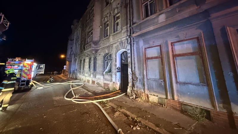 V Duchcově hořel třípatrový dům. Hasiči evakuovali okolní budovy, dva lidi zachránili ze střechy