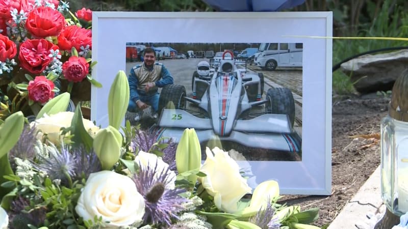 Rodina uctila památku zemřelého pilota formule. Dědeček mu opravil havarovaný monopost