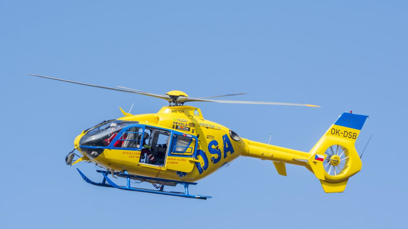 Po nehodě čtyřkolky na Sokolovsku zemřel 22letý muž. Pro dalšího přiletěl vrtulník