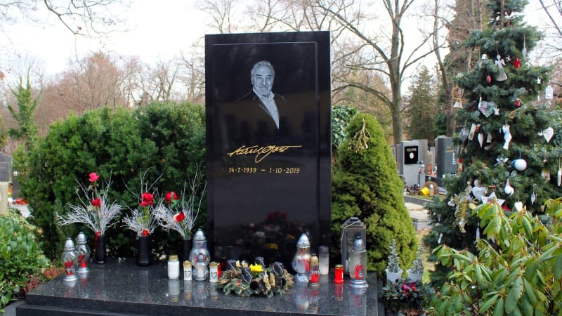 Příležitost získat hrob vedle hvězd. Prodává se místo v blízkosti Karla Gotta, cena překvapí