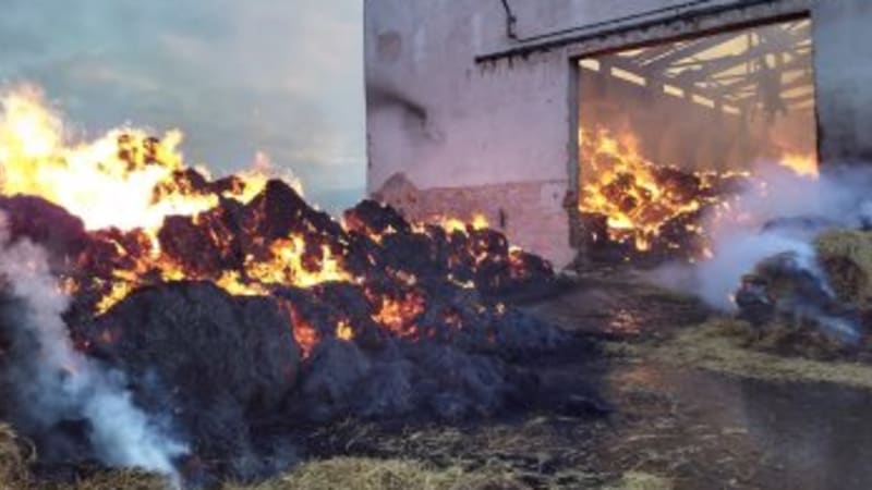 Rozsáhlý požár v Červené Vodě: Hoří sklad sena, probíhá tam dramatický zásah
