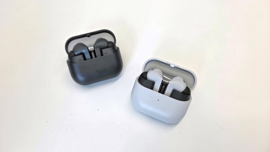 Samsung představil Galaxy Buds 3 FE: nepatrně levnější, přesto s podporou AI i ANC