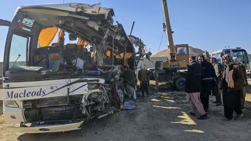 Více jak 70 mrtvých při nehodě autobusu. Mířil do Kábulu, nehodu má na svědomí řidič