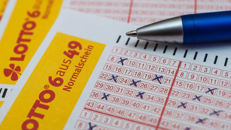 O pohádkovou trefu v loterii málem přišla. Němka si výherního tiketu v kabelce všimla náhodou