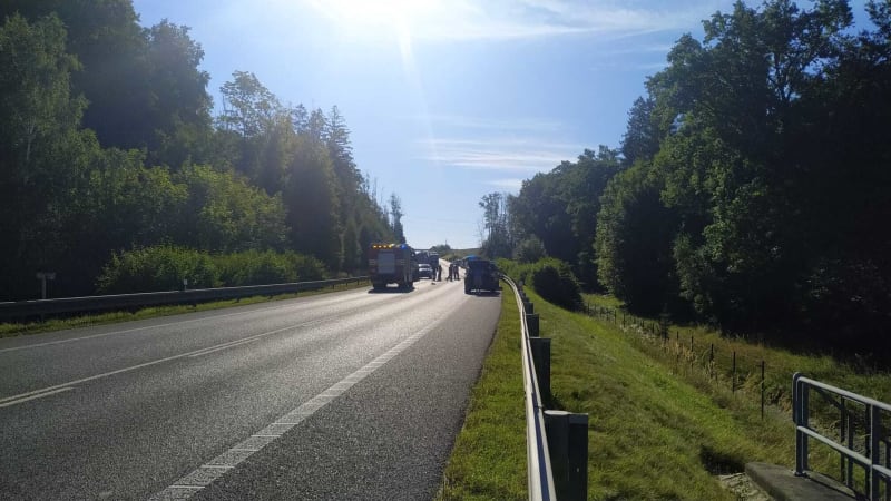 Smrtelná nehoda na Liberecku: Na místě jeden mrtvý a tři ranění. Silnice do Polska je uzavřena