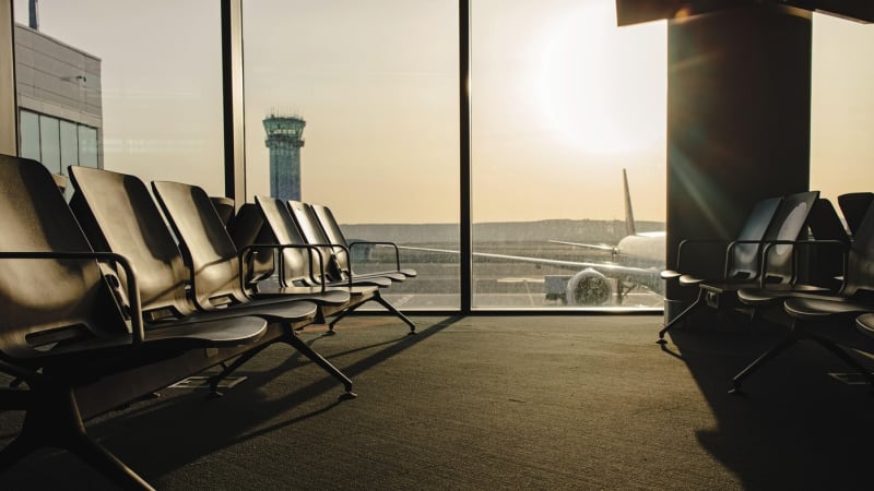 Drama na letišti v Miláně: Agresor tam zapálil přepážku, po terminálu chodil s kladivem