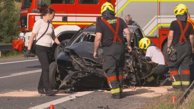 Smrtelná nehoda na Liberecku: Na místě jeden mrtvý a tři ranění. Tah na Polsko byl uzavřen
