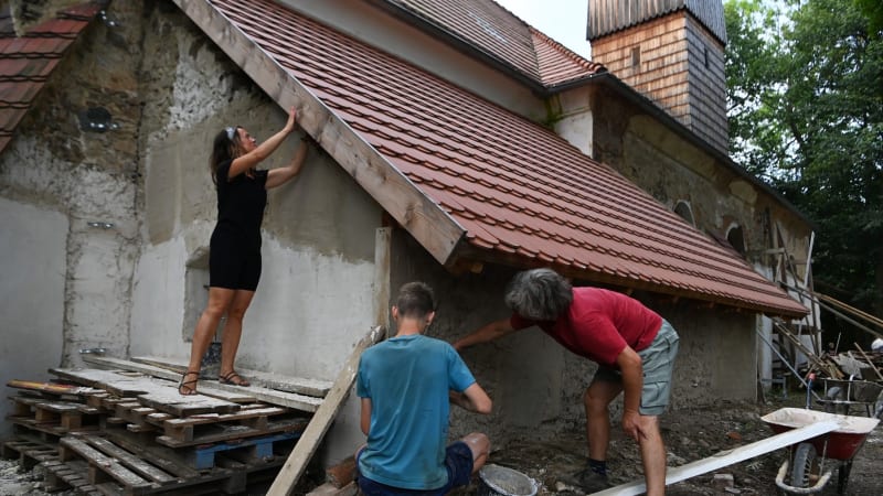 Dobrovolníci završí záchranu kostela v zaniklé obci na Bruntálsku. Začala před 20 lety